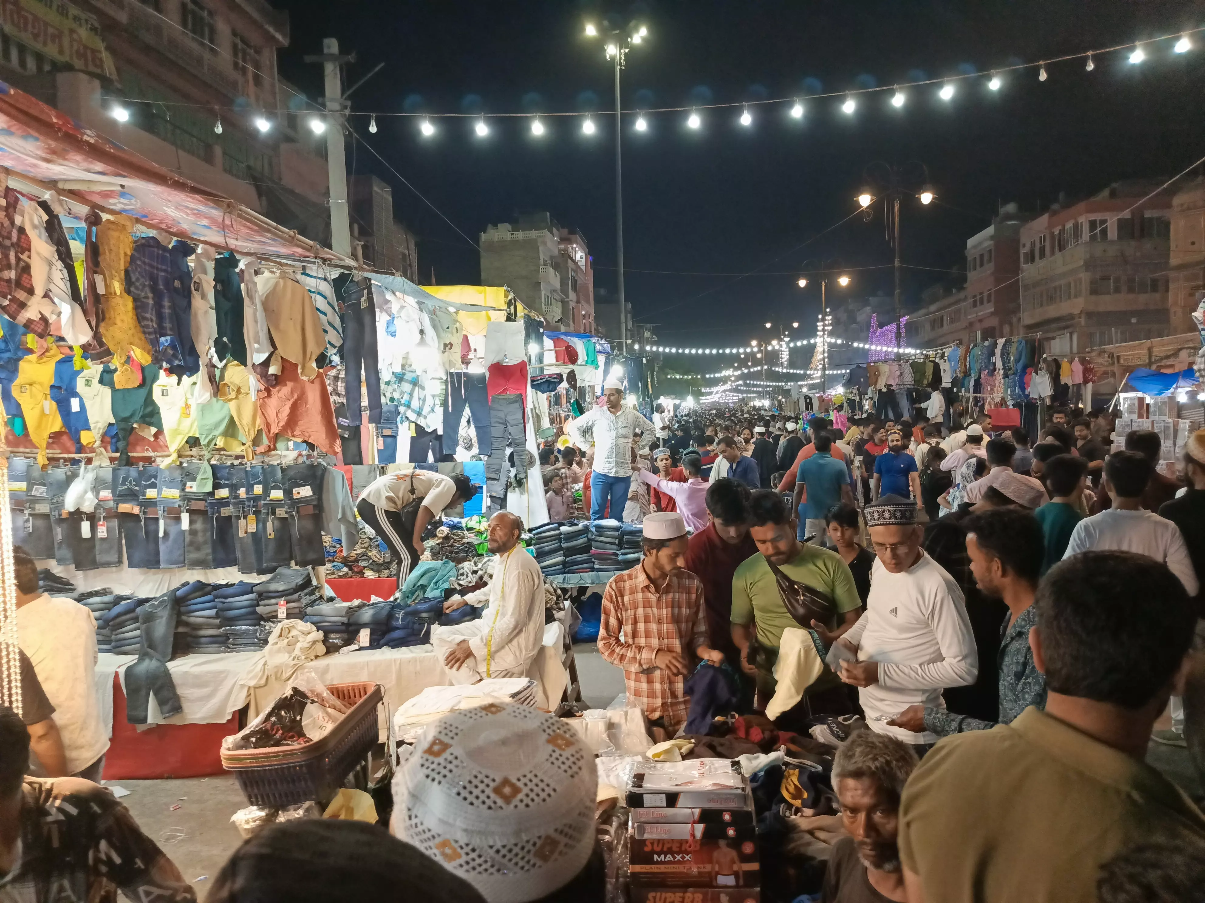 Jaipur: रामगंज में ईद से पहले बढ़ी रौनक Jaipur: रामगंज में ईद से पहले बढ़ी रौनक
