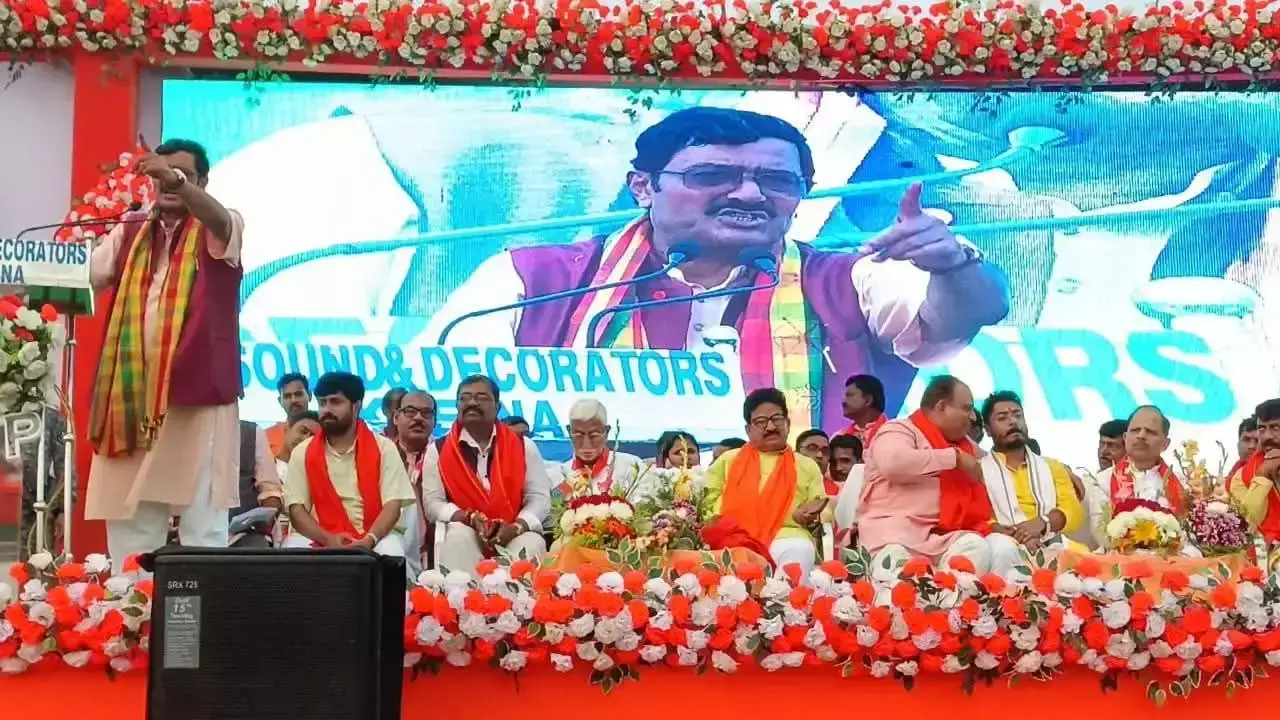 Medinipur: परिवर्तन यात्रा के साथ सियासी हलचल तेज Medinipur: परिवर्तन यात्रा के साथ सियासी हलचल तेज
