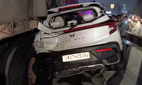 फ्लाईओवर में कई गाड़ियां आपस में टकराई, महिला की मौत