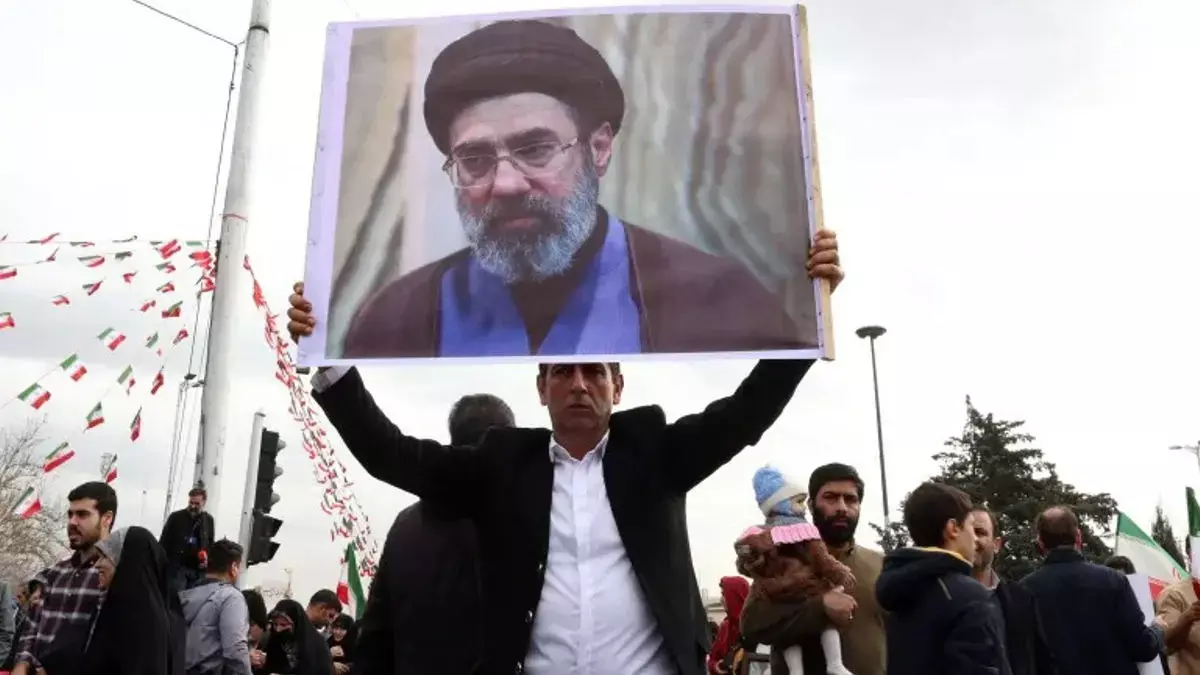 Mojtaba Khamenei के नए सुप्रीम लीडर घोषित होने के बाद ईरानियों ने जश्न मनाया Mojtaba Khamenei के नए सुप्रीम लीडर घोषित होने के बाद ईरानियों ने जश्न मनाया