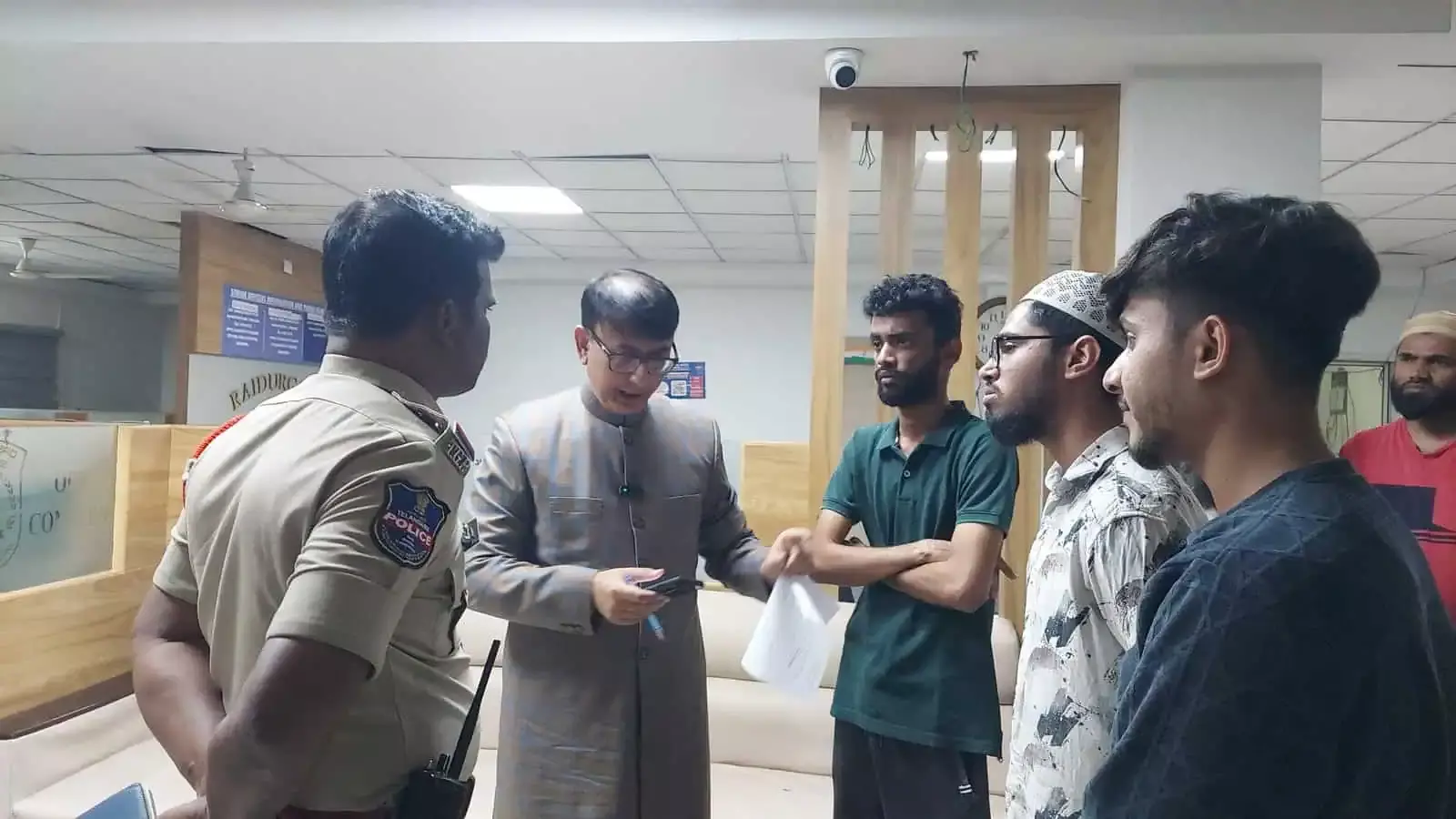 Hyderabad के रायदुर्गम पुलिस स्टेशन में तीन युवकों ने टॉर्चर का आरोप लगाया