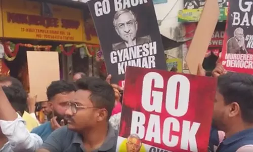 मुख्य चुनाव आयुक्त ज्ञानेश कुमार को मंदिर के बाहर दिखाए गए काले झंडे मुख्य चुनाव आयुक्त ज्ञानेश कुमार को मंदिर के बाहर दिखाए गए काले झंडे