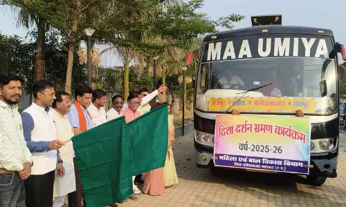 राजस्व मंत्री ने दिशा दर्शन भ्रमण बस को हरी झंडी दिखाकर किया रवाना