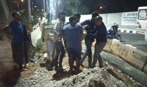 महिला चलते-चलते 25 फुट गहरे गड्ढे में गिर गई: Bangalore पुलिस की बहादुरी महिला चलते-चलते 25 फुट गहरे गड्ढे में गिर गई: Bangalore पुलिस की बहादुरी