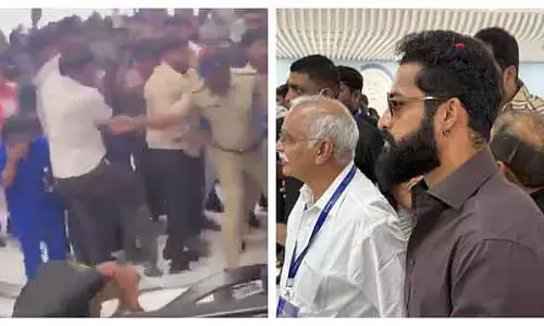 बेंगलुरु में जूनियर NTR: अपने पसंदीदा एक्टर को देखने के लिए उमड़ी भीड़, पुलिस ने किया लाठीचार्ज बेंगलुरु में जूनियर NTR: अपने पसंदीदा एक्टर को देखने के लिए उमड़ी भीड़, पुलिस ने किया लाठीचार्ज