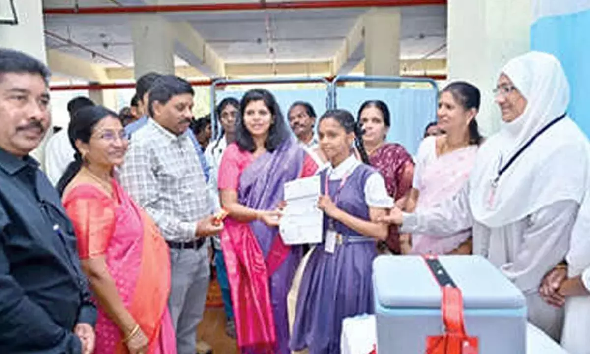 Telangana: कलेक्टर इला त्रिपाठी ने जीजीएच में मुफ्त एचपीवी वैक्सीन अभियान शुरू किया