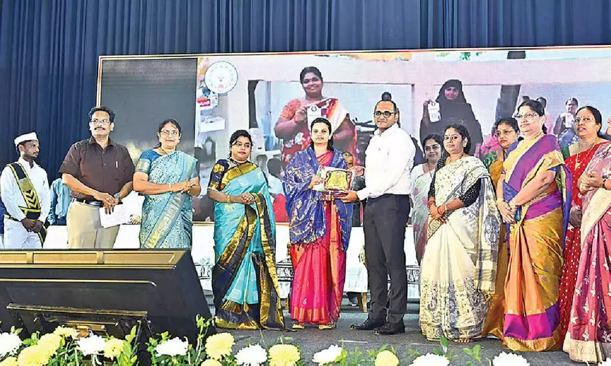 IWD में अलग-अलग क्षेत्रों की सफल महिलाओं को सम्मानित किया गया