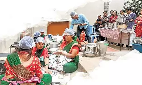 Womens Day Special : विजयपुरा जिले की वो महिलाएं जिन्होंने मक्के की रोटी बेचकर गुज़ारा किया Womens Day Special : विजयपुरा जिले की वो महिलाएं जिन्होंने मक्के की रोटी बेचकर गुज़ारा किया