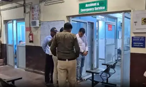 हॉस्पिटल में लड़की पर फेंका एसिड, आरोपी युवती फरार हॉस्पिटल में लड़की पर फेंका एसिड, आरोपी युवती फरार