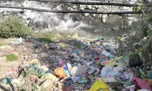 Kullu के नालों और पहाड़ियों पर कचरा जमा Kullu के नालों और पहाड़ियों पर कचरा जमा