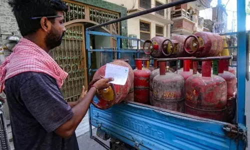 ग्लोबल सप्लाई संकट के बीच पंजाब में कमर्शियल LPG की सप्लाई रोक दी गई ग्लोबल सप्लाई संकट के बीच पंजाब में कमर्शियल LPG की सप्लाई रोक दी गई