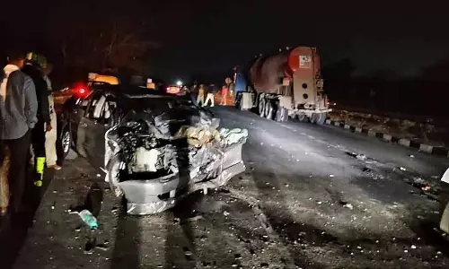 Karnataka : रामनगर में कार की लॉरी से टक्कर, तीन की मौत Karnataka : रामनगर में कार की लॉरी से टक्कर, तीन की मौत