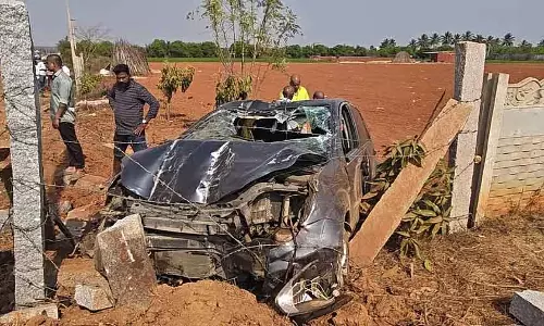 Karnataka : चिंतामणि में कार की टक्कर, तीन घायल