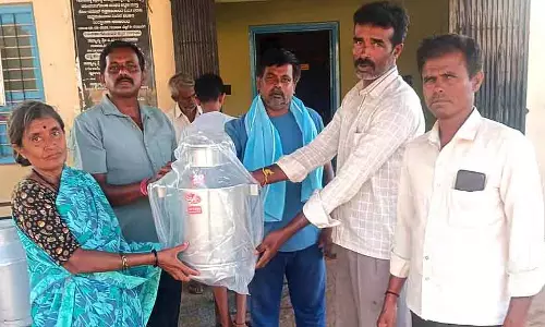 Shidlaghatta : अच्छी क्वालिटी वाले दूध प्रोड्यूसर्स को कैन बांटे गए Shidlaghatta : अच्छी क्वालिटी वाले दूध प्रोड्यूसर्स को कैन बांटे गए