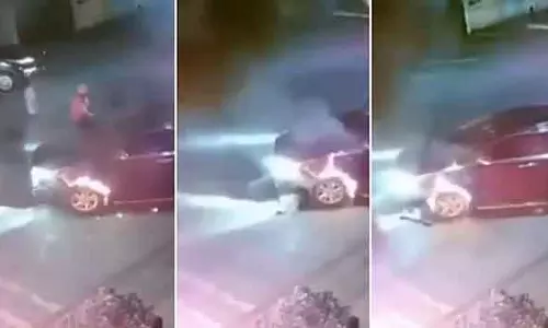 Bengaluru : कार ने बाइक को टक्कर मारी, पेट्रोल लीक हुआ, लगी भीषण आग Bengaluru : कार ने बाइक को टक्कर मारी, पेट्रोल लीक हुआ, लगी भीषण आग