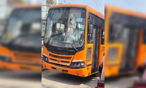 बस ने कई लोगों को कुचला, दो की मौत बस ने कई लोगों को कुचला, दो की मौत