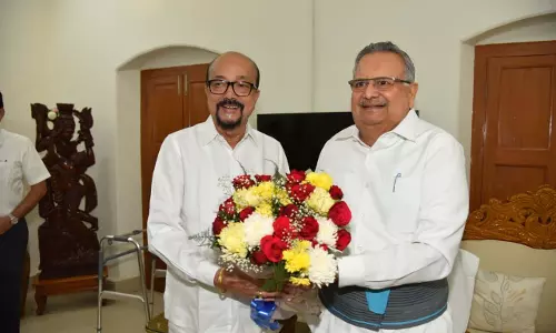 रमन सिंह के निवास पहुंचकर राज्यपाल रमेन डेका ने उनका कुशलक्षेम जाना रमन सिंह के निवास पहुंचकर राज्यपाल रमेन डेका ने उनका कुशलक्षेम जाना