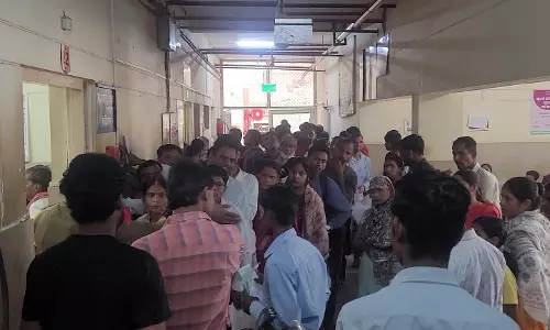 Farrukhabad: ओपीडी में दवा लेने के लिए लगी लंबी कतार, स्वास्थ्य केंद्रों में हलचल Farrukhabad: ओपीडी में दवा लेने के लिए लगी लंबी कतार, स्वास्थ्य केंद्रों में हलचल