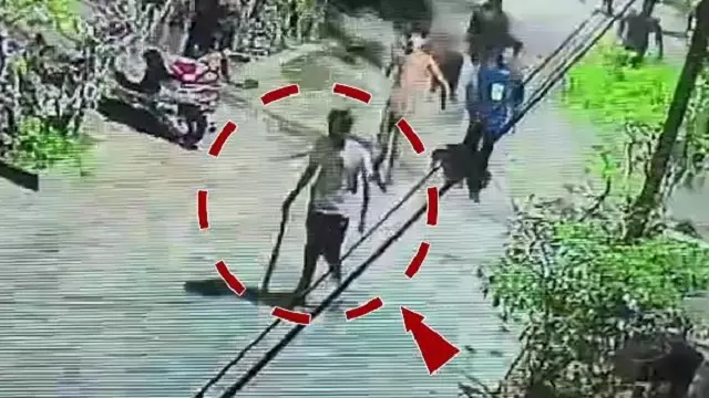 बेरहामपुर में बदमाशों ने वकील पर बम फेंके और तलवारों से हमला किया, घटना CCTV में कैद हो गई बेरहामपुर में बदमाशों ने वकील पर बम फेंके और तलवारों से हमला किया, घटना CCTV में कैद हो गई
