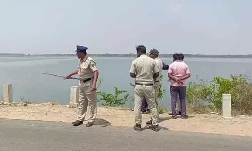 Kolar के अधिकारियों की लापरवाही; झील पर कोई बैरियर नहीं Kolar के अधिकारियों की लापरवाही; झील पर कोई बैरियर नहीं