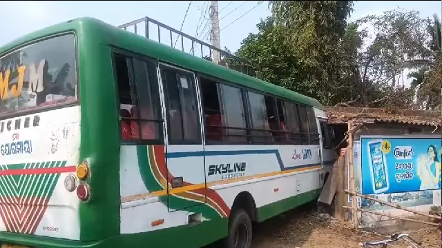 Jagatsinghpur में बस घर से टकराई, 10 घायल Jagatsinghpur में बस घर से टकराई, 10 घायल