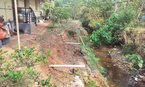 Karnataka : बारिश का मौसम आने के बावजूद सुविधाएं लागू नही, ठेकेदारों की लापरवाही Karnataka : बारिश का मौसम आने के बावजूद सुविधाएं लागू नही, ठेकेदारों की लापरवाही