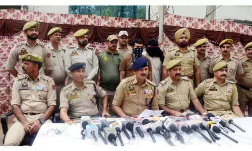 Jammu दक्षिण में 67 दिनों में 2.5 करोड़ रुपये की हेरोइन जब्त, 23 चोरी की गाड़ियां बरामद Jammu दक्षिण में 67 दिनों में 2.5 करोड़ रुपये की हेरोइन जब्त, 23 चोरी की गाड़ियां बरामद