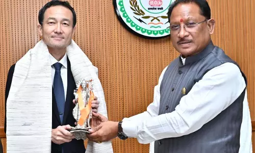 जापान दूतावास के मंत्री आबे नोरिआकि रायपुर पहुंचे, CM साय से की मुलाकात जापान दूतावास के मंत्री आबे नोरिआकि रायपुर पहुंचे, CM साय से की मुलाकात