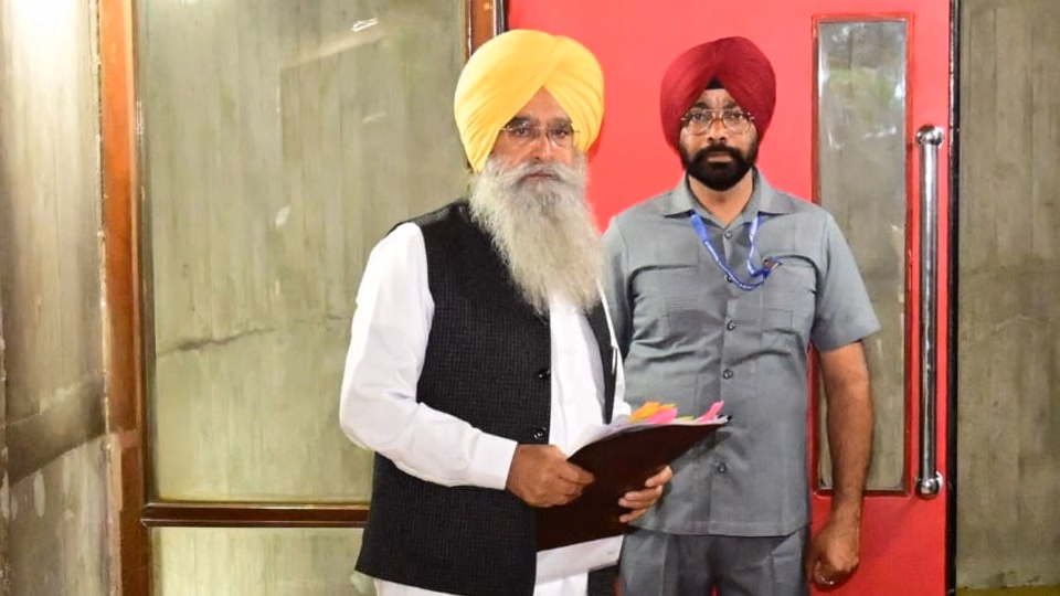Chandigarh: वॉकआउट के बाद सदन में तनाव, विपक्ष ने जताई नाराजगी Chandigarh: वॉकआउट के बाद सदन में तनाव, विपक्ष ने जताई नाराजगी