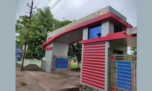 Balangir आयुर्वेदिक कॉलेज के छात्र की मौत के विरोध में प्रदर्शन, सड़क जाम Balangir आयुर्वेदिक कॉलेज के छात्र की मौत के विरोध में प्रदर्शन, सड़क जाम