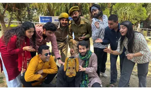 ‘Natarang’ ने नाटक ‘गिरगिट’ का मंचन किया ‘Natarang’ ने नाटक ‘गिरगिट’ का मंचन किया