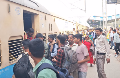 Bareilly: ट्रेनों में चढ़ने के दौरान यात्रियों में हुई धक्कामुक्की