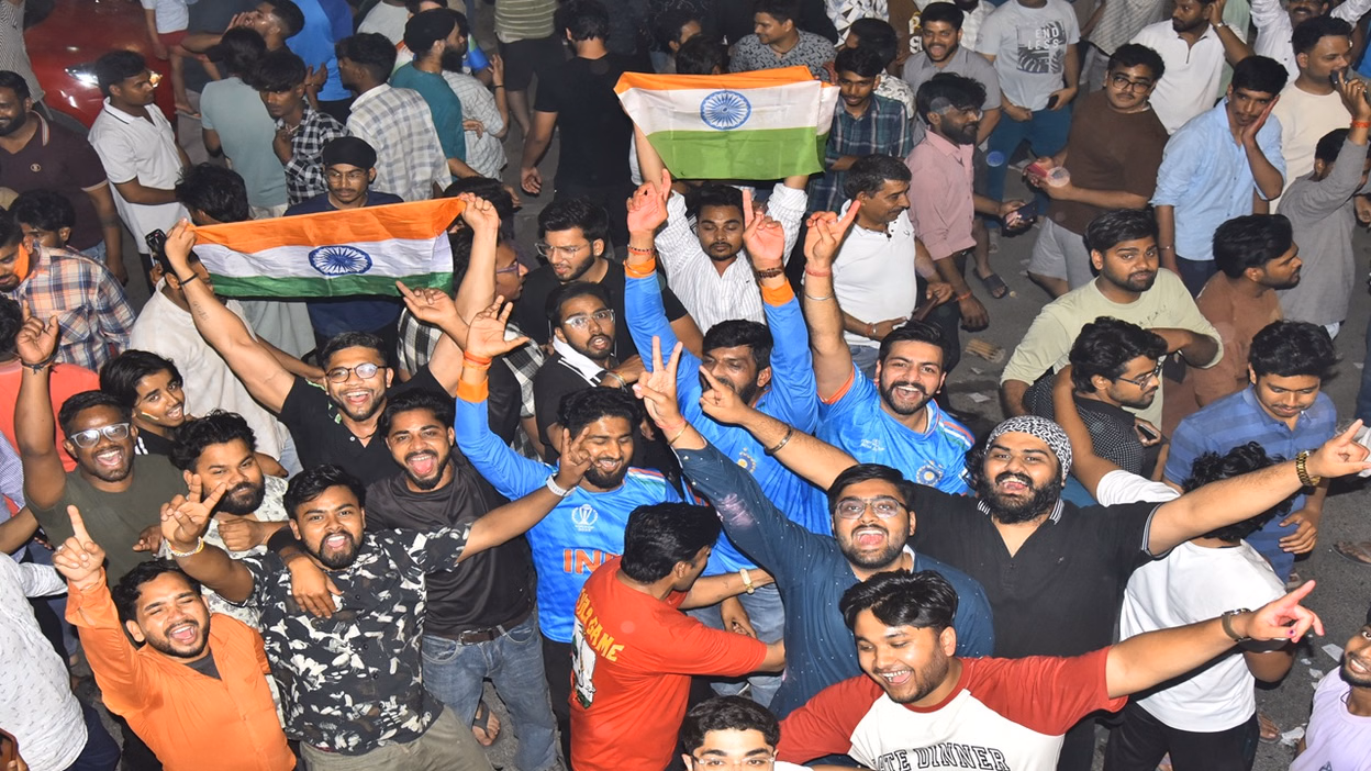 Bareilly: टी-20 वर्ल्डकप जीत पर नाथ नगरी में उमड़ा उत्साह, होली-दीवाली का रंग