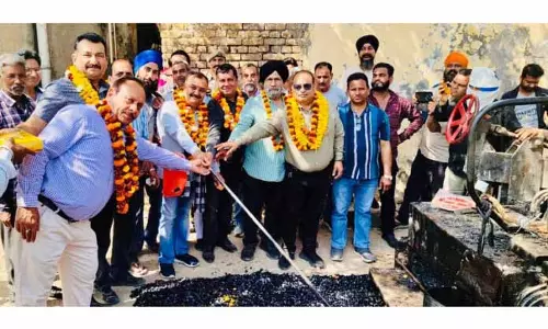 Randhawa ने सड़क पर काली पट्टी बिछाने का काम शुरू किया Randhawa ने सड़क पर काली पट्टी बिछाने का काम शुरू किया