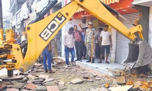 Bareilly: अतिक्रमण हटाने पर व्यापारियों का विरोध और आक्रोश Bareilly: अतिक्रमण हटाने पर व्यापारियों का विरोध और आक्रोश
