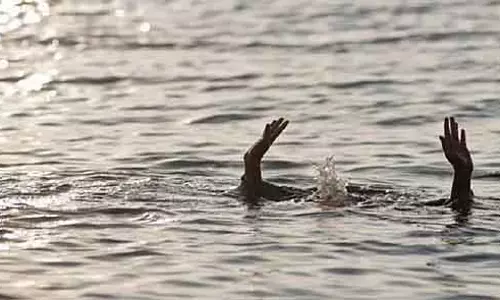 Jalgaon : गिरना नदी में डूबते बच्चों को बचाने की कोशिश में दो की मौत Jalgaon : गिरना नदी में डूबते बच्चों को बचाने की कोशिश में दो की मौत