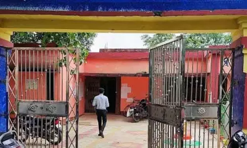 Hatadihi महिला टीचर ने गलत व्यवहार पर HM को जूतों से पीटा Hatadihi महिला टीचर ने गलत व्यवहार पर HM को जूतों से पीटा