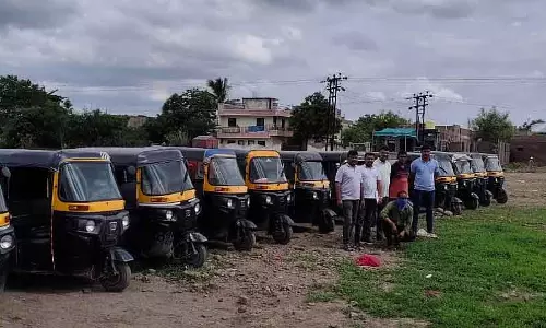 Maharashtra : सरकार ने ट्रैफिक और प्रदूषण का हवाला देते हुए नए ऑटो रिक्शा परमिट जारी करना बंद कर दिया Maharashtra : सरकार ने ट्रैफिक और प्रदूषण का हवाला देते हुए नए ऑटो रिक्शा परमिट जारी करना बंद कर दिया