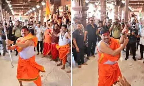 MP : मुख्यमंत्री ने उज्जैन में रंग पंचमी ‘गैर’ जुलूस के दौरान हथियारों के करतब दिखाए MP : मुख्यमंत्री ने उज्जैन में रंग पंचमी ‘गैर’ जुलूस के दौरान हथियारों के करतब दिखाए