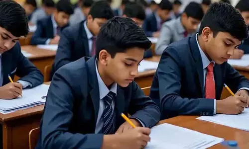 Board Exams में नकल कराने में छात्रों की मदद करने के लिए 81 लोग सस्पेंड Board Exams में नकल कराने में छात्रों की मदद करने के लिए 81 लोग सस्पेंड