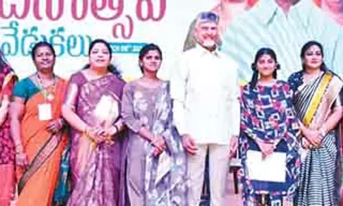 हर महिला की कहानी एक सफलता की कहानी है : CM Naidu हर महिला की कहानी एक सफलता की कहानी है : CM Naidu