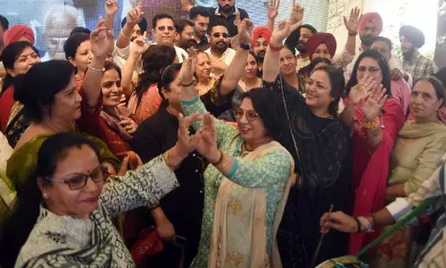 Ludhiana में ढोल की थाप पर महिलाओं ने 1,000 रुपये मासिक नकद योजना का जश्न मनाया Ludhiana में ढोल की थाप पर महिलाओं ने 1,000 रुपये मासिक नकद योजना का जश्न मनाया