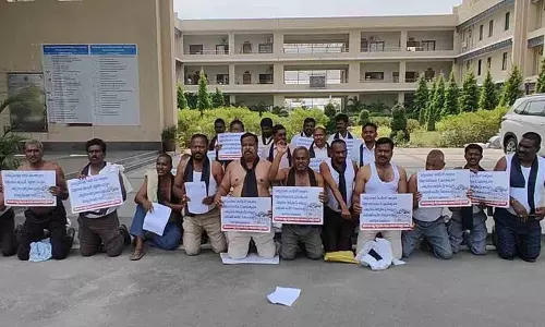 पूर्व सरपंचों ने पेंडिंग बिल जारी करने की मांग को लेकर semi-nude प्रोटेस्ट किया