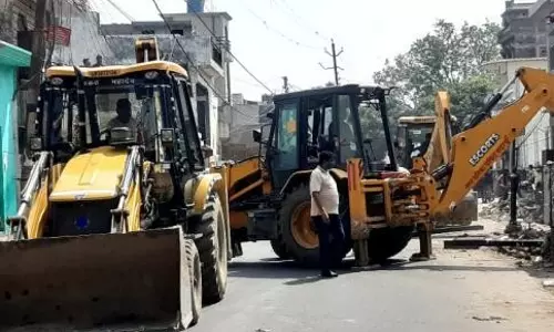 Bareilly: जेसीबी ने कंबाइन नंबर पर दौड़ाई, ओवरब्रिज निर्माण में हड़कंप Bareilly: जेसीबी ने कंबाइन नंबर पर दौड़ाई, ओवरब्रिज निर्माण में हड़कंप