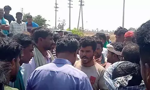 Byadagi : किसानों ने अपर्याप्त बिजली आपूर्ति के खिलाफ विरोध प्रदर्शन किया Byadagi : किसानों ने अपर्याप्त बिजली आपूर्ति के खिलाफ विरोध प्रदर्शन किया