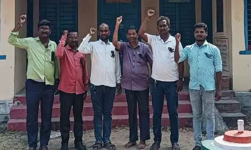 Samagra Shiksha कर्मचारियों ने काले बिल्ले लगाकर विरोध प्रदर्शन किया