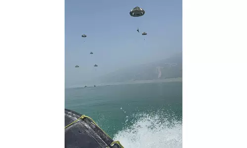 उत्तराखंड: IAF और भारतीय सेना ने टिहरी झील के ऊपर जॉइंट पैरा-ड्रॉप एक्सरसाइज की