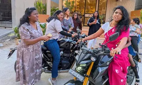 Telangana की महिला मोटो बाइकर्स ने फाइनेंशियल डिस्ट्रिक्ट में शानदार सभा के साथ महिला दिवस मनाया Telangana की महिला मोटो बाइकर्स ने फाइनेंशियल डिस्ट्रिक्ट में शानदार सभा के साथ महिला दिवस मनाया