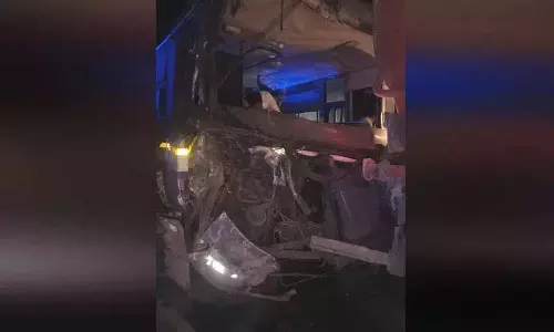 करीमनगर जिले में TGSRTC बस से धुआं निकला, यात्रियों को सुरक्षित निकाला गया करीमनगर जिले में TGSRTC बस से धुआं निकला, यात्रियों को सुरक्षित निकाला गया