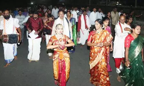 12 साल की कुचिपुड़ी डांसर ने Yadadri Temple में 3 km तक गिरि प्रदक्षिणा की 12 साल की कुचिपुड़ी डांसर ने Yadadri Temple में 3 km तक गिरि प्रदक्षिणा की